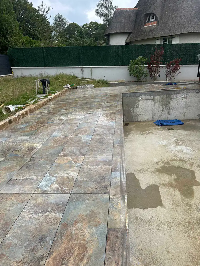 Carrelage grand format posé autour d'une piscine