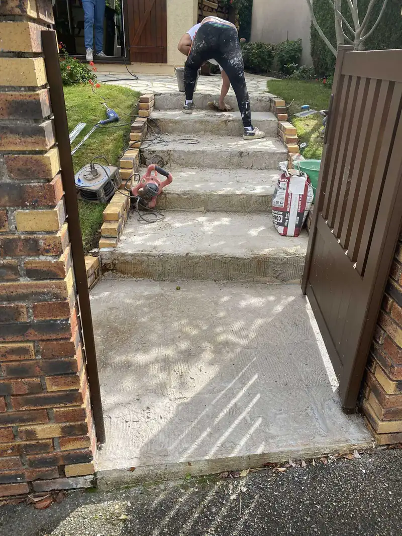 Escalier extérieur en béton, avant la pose du carrelage