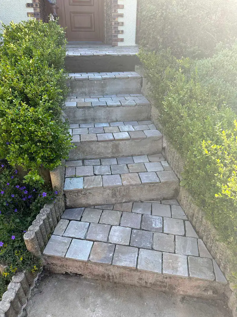 Escalier de jardin habillé de pavés