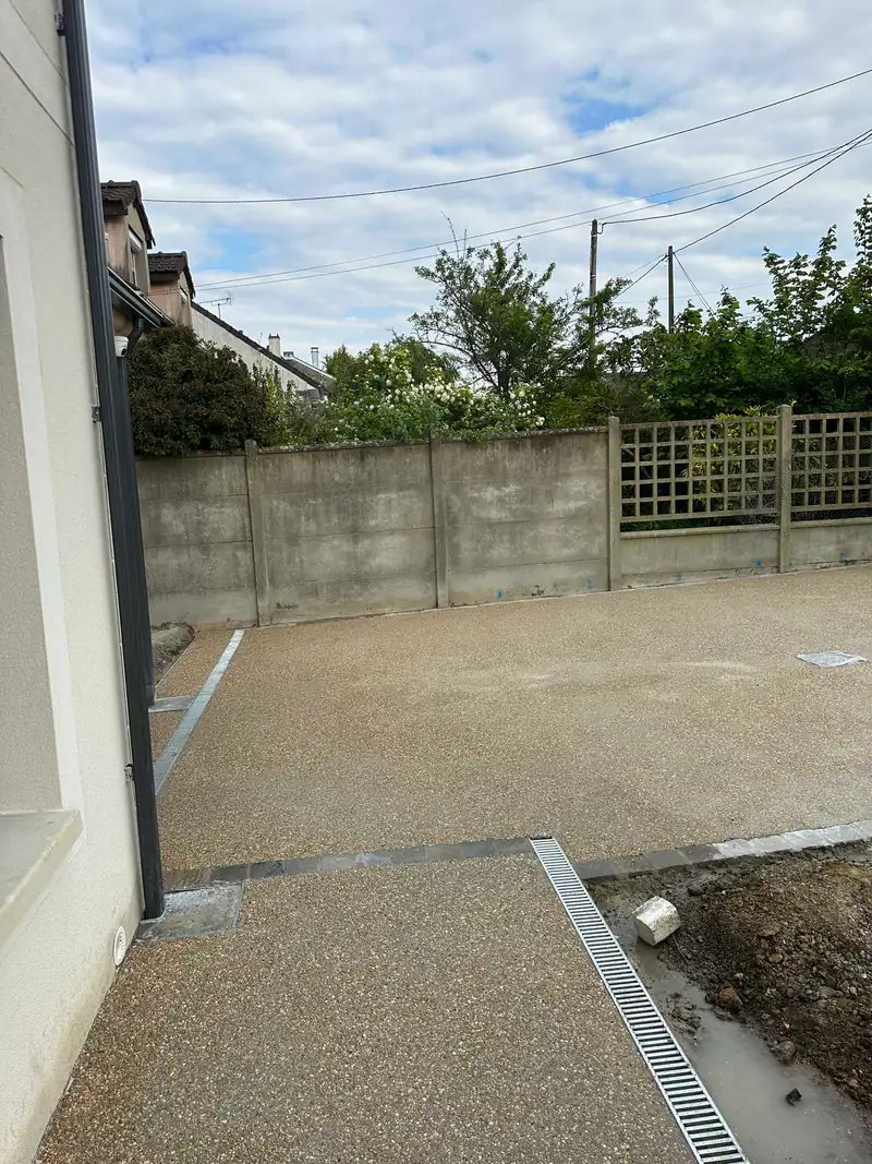 Cour en béton désactivé le long d'un mur de clôture