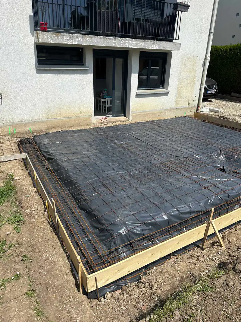 Ferraillage et coffrage d'une dalle avant coulage du béton