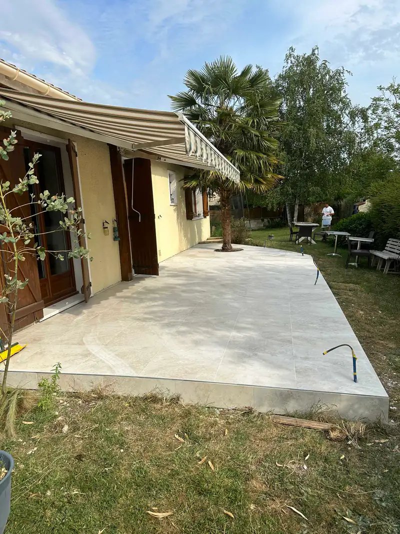 Terrasse en béton terminée devant une maison