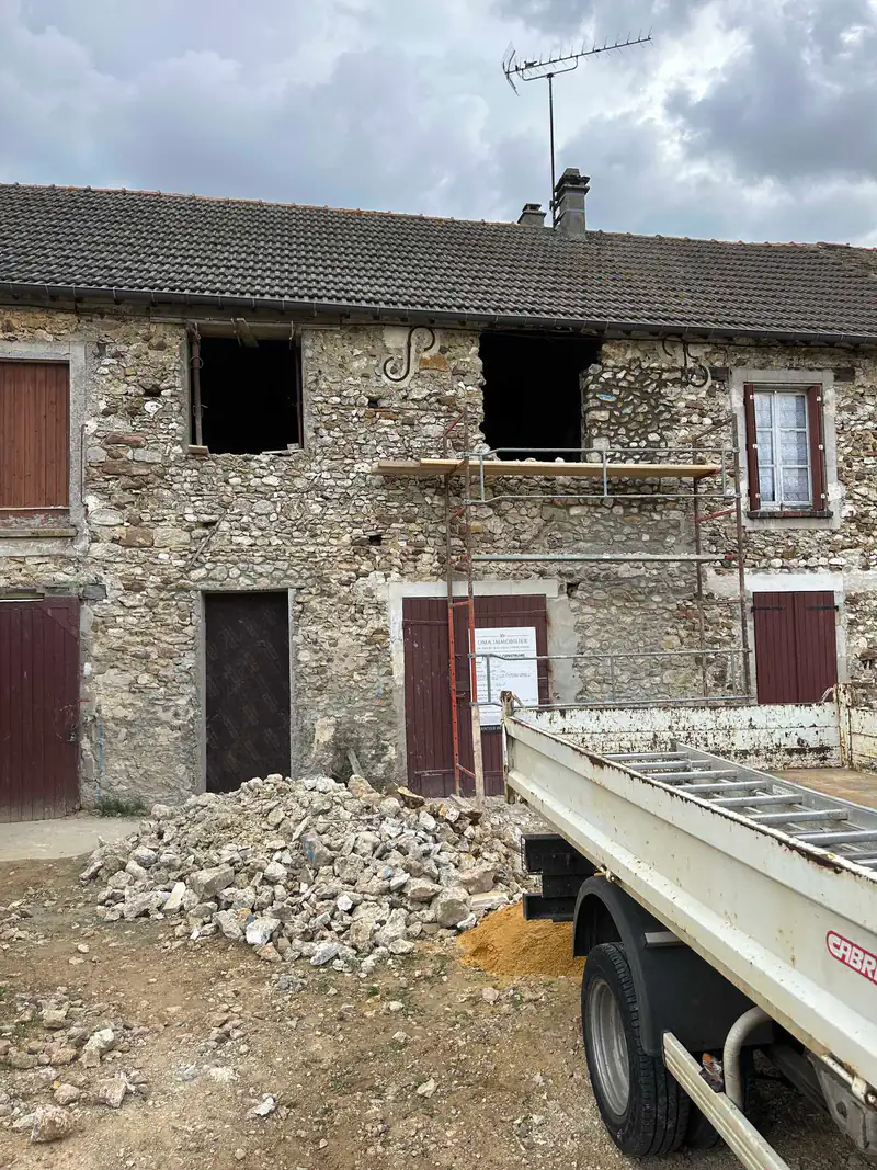Maison en pierre en cours de rénovation, évacuation des gravats