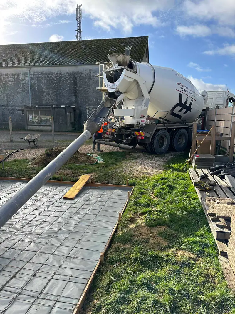 Coulage d'une dalle béton depuis un camion toupie