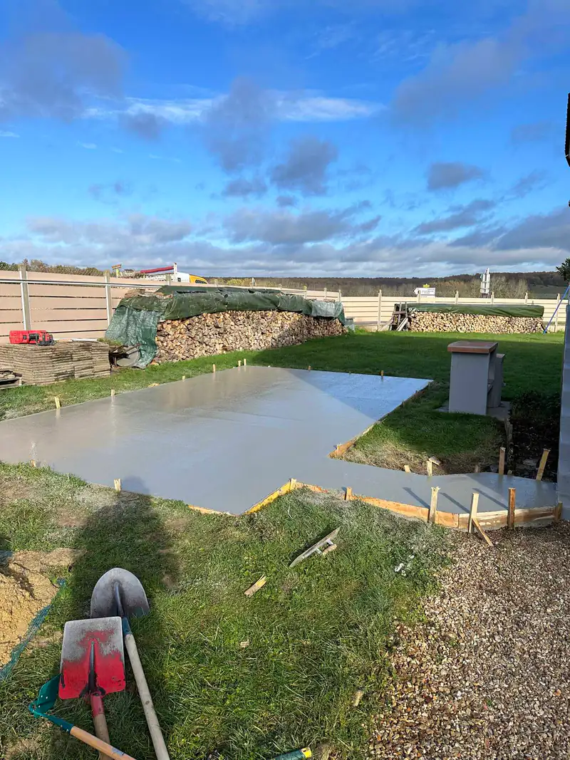 Dalle béton fraîchement coulée dans un jardin