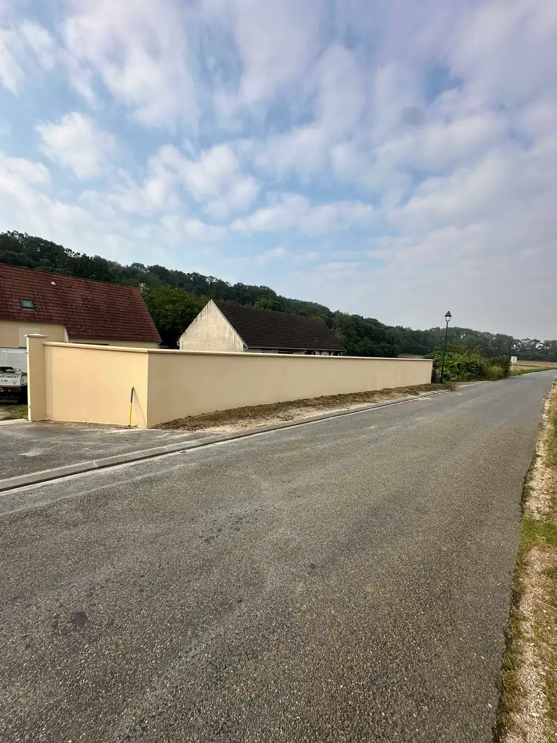 Mur de clôture enduit autour d'une propriété