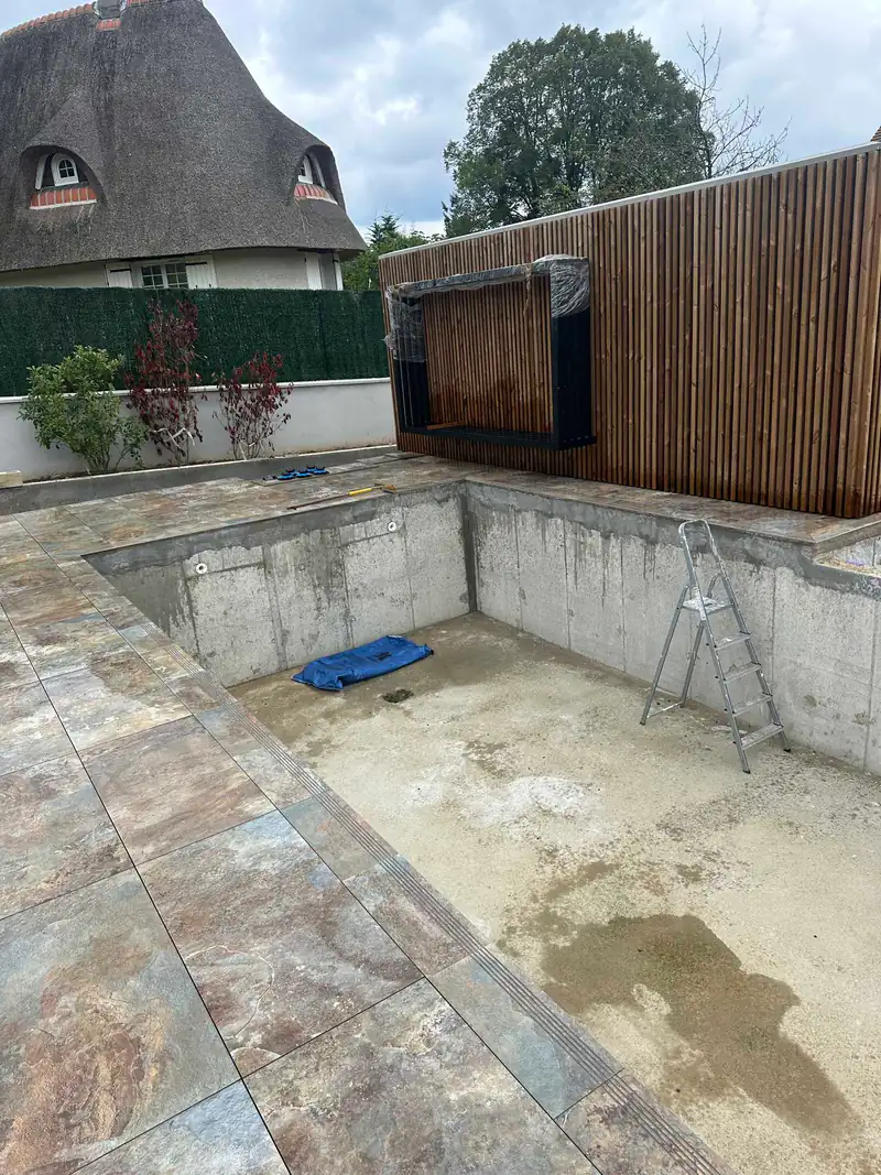 Bassin de piscine maçonné et plage carrelée en cours de finition