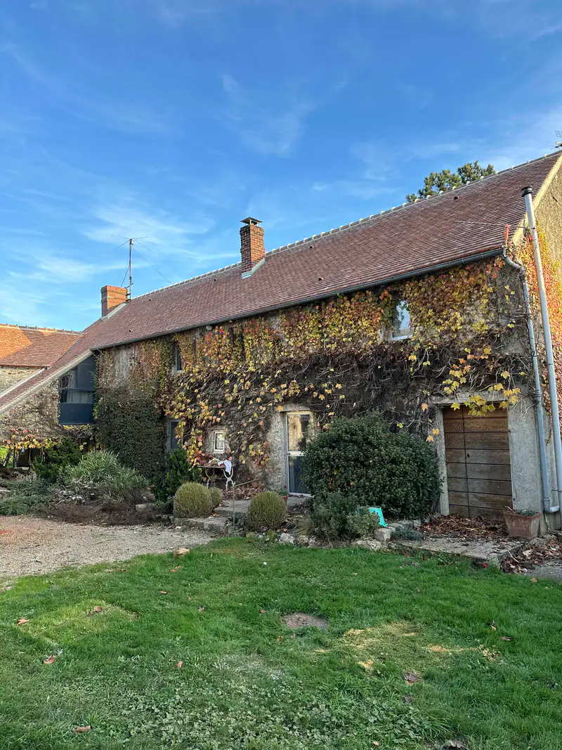 Maison en pierre couverte de vigne vierge
