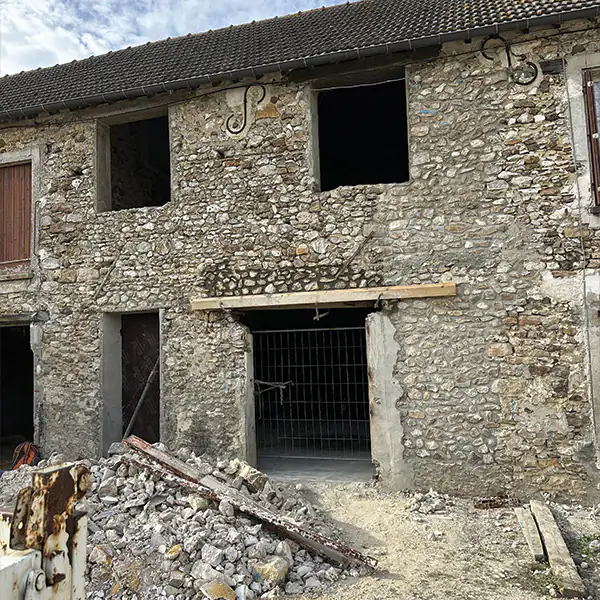 Façade de maison en pierre en cours de travaux