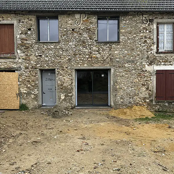 Façade de maison en pierre en cours de rénovation