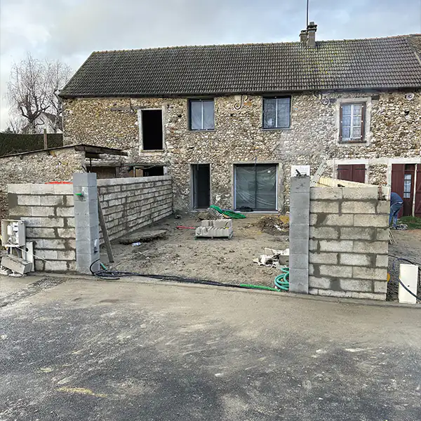 Construction de murets en parpaings dans une cour