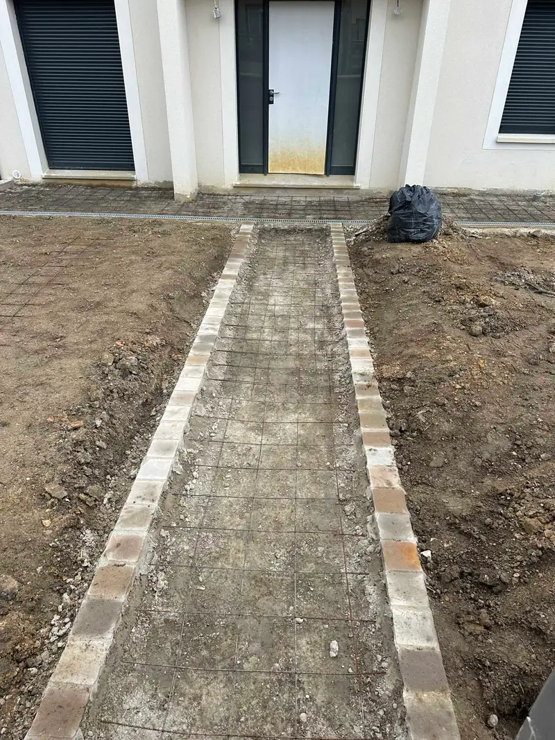 Allée en cours de réalisation bordée de pavés