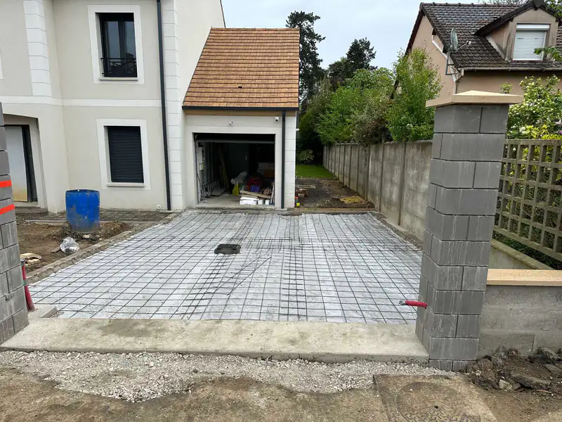 Préparation d'un sol en béton devant un garage