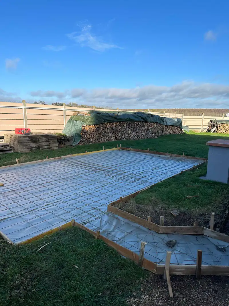 Treillis soudé et coffrage d'une dalle de terrasse avant coulage