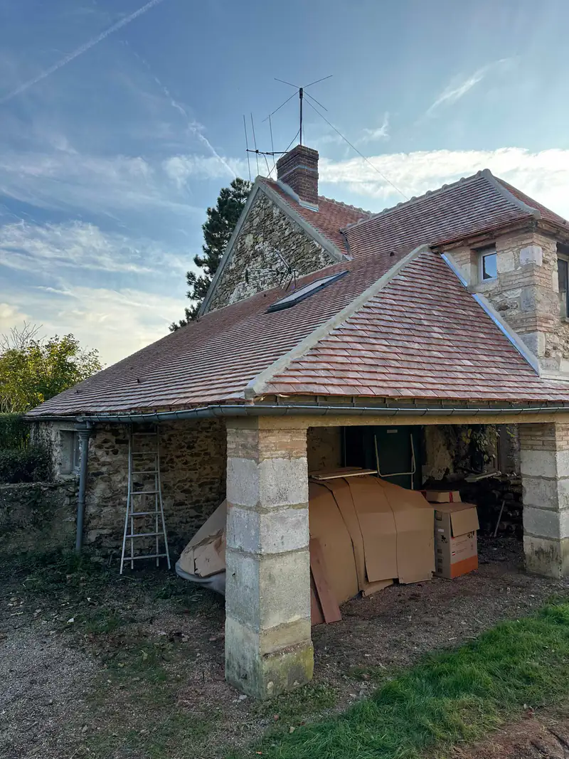 Toiture en tuiles plates côté préau