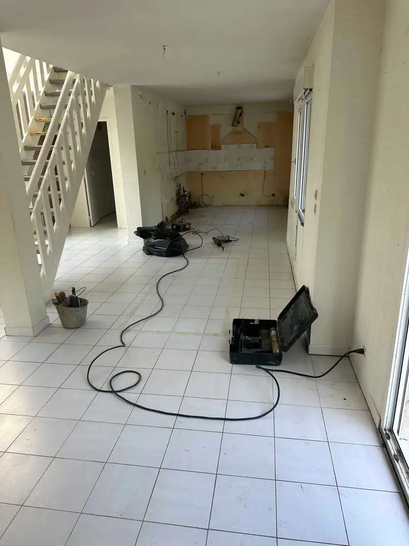 Ancien carrelage blanc avant rénovation