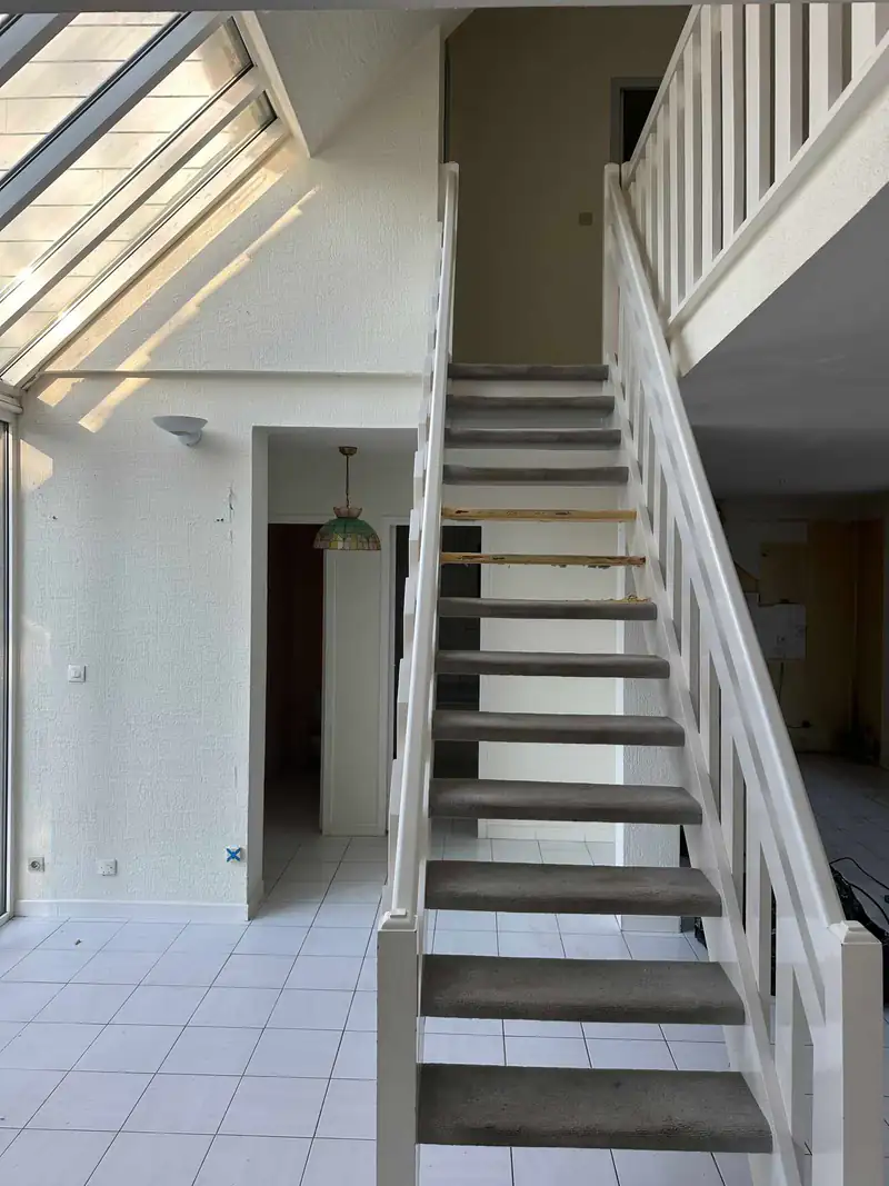 Escalier intérieur avant rénovation