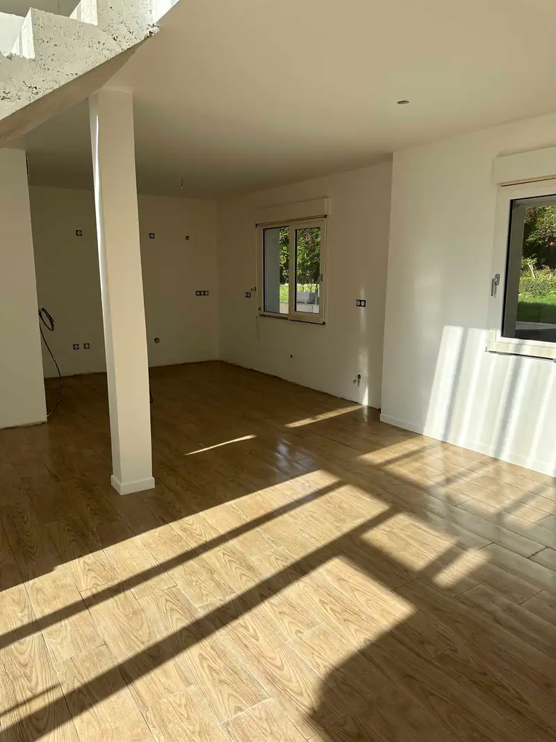 Sol aspect bois posé dans une pièce lumineuse