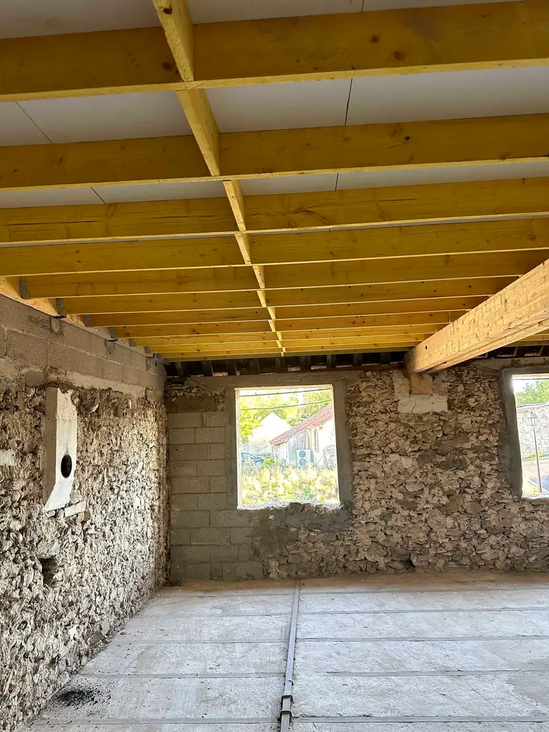 Création d'un plancher bois dans une maison en pierre