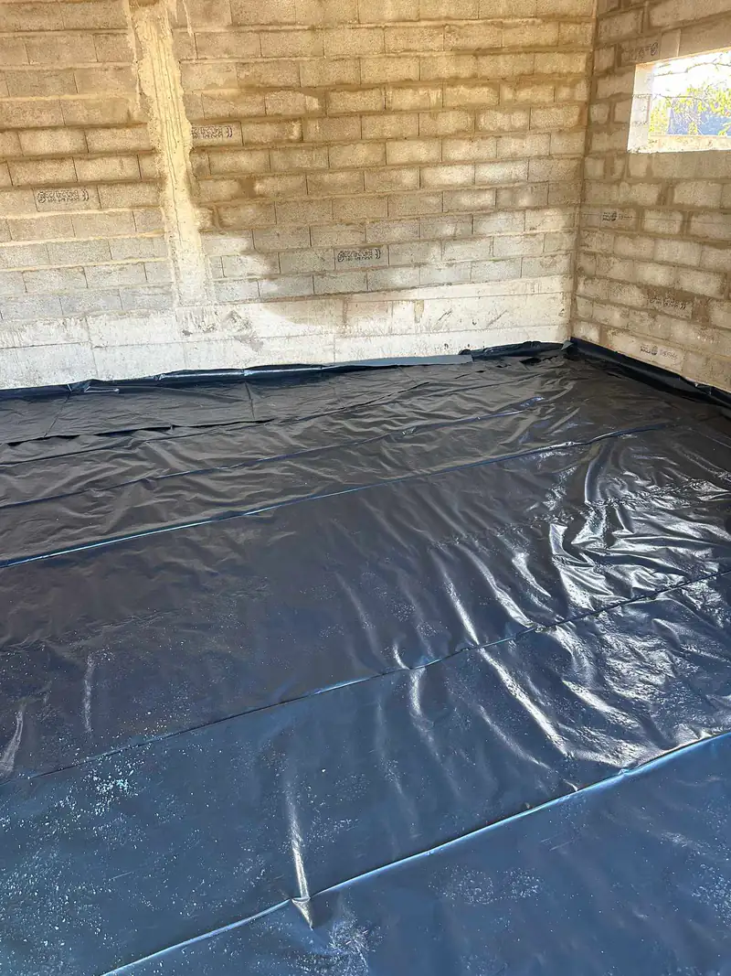 Film polyane posé avant le dallage d'un garage