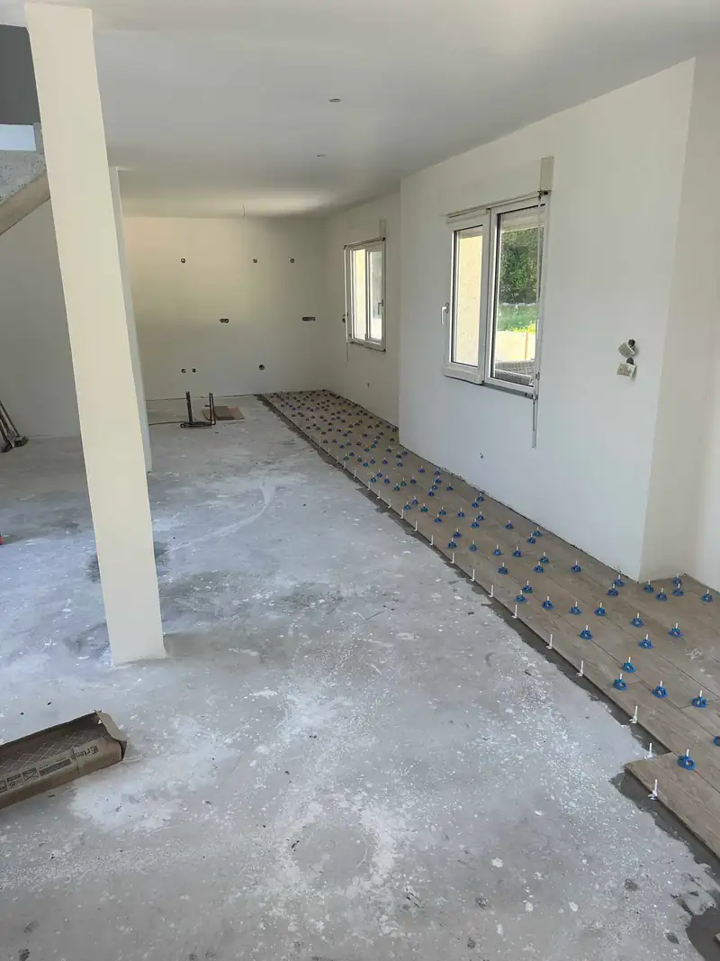 Début de pose d'un carrelage imitation bois