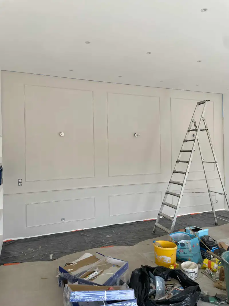 Moulures décoratives posées sur un mur intérieur