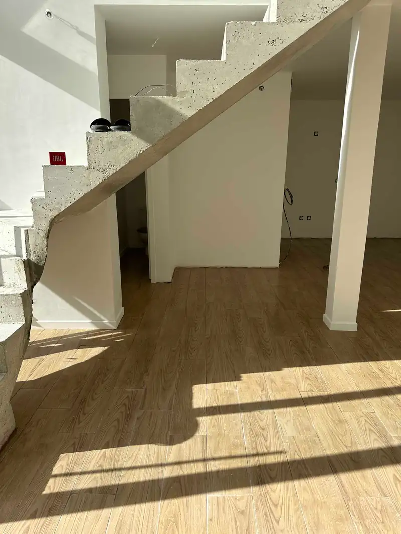 Escalier rénové et sol aspect bois