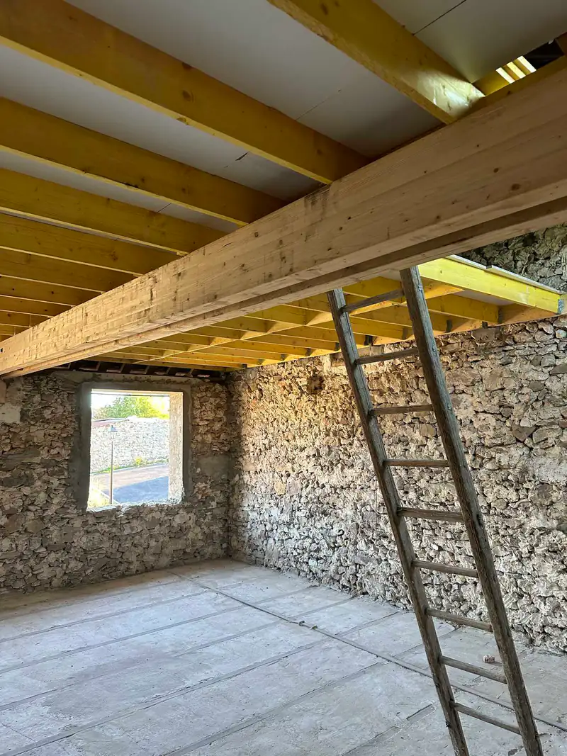 Solivage bois d'un nouveau plancher dans une maison en pierre