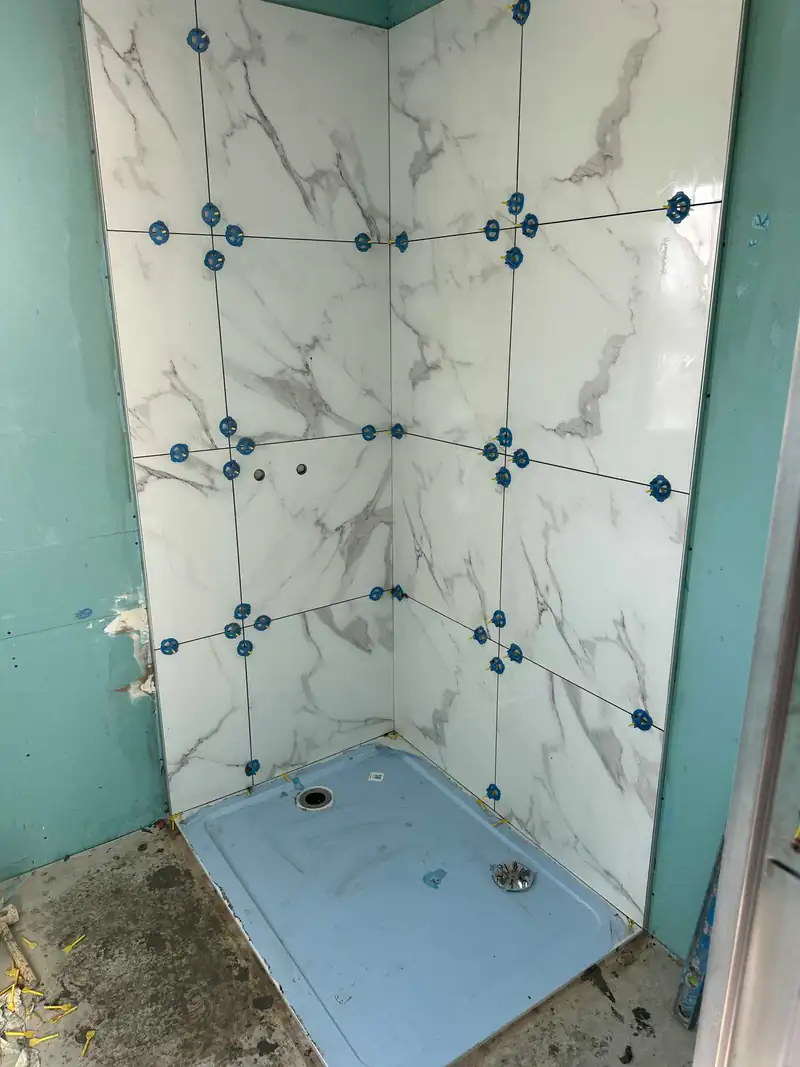 Faïence effet marbre autour d'un receveur de douche