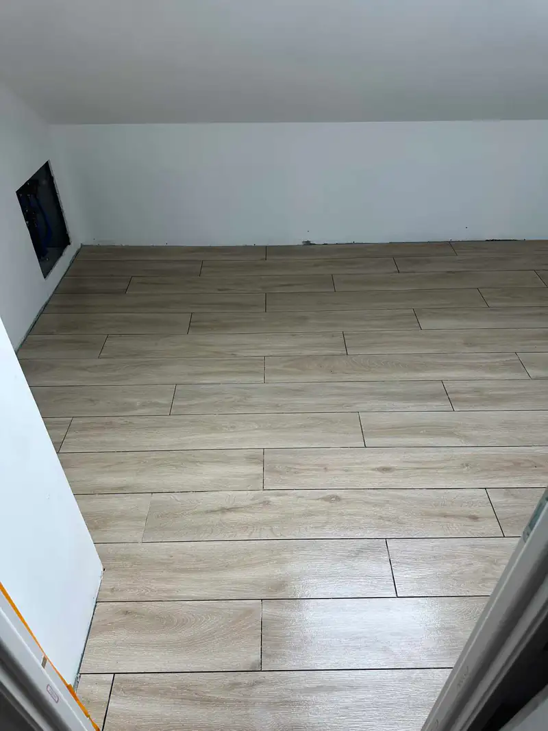 Carrelage imitation parquet posé au sol
