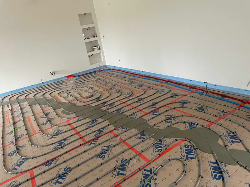 Chape coulée sur un plancher chauffant