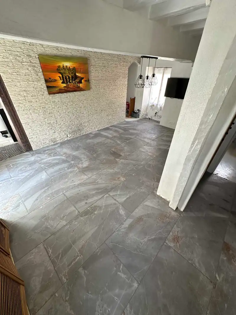 Carrelage gris grand format dans un salon